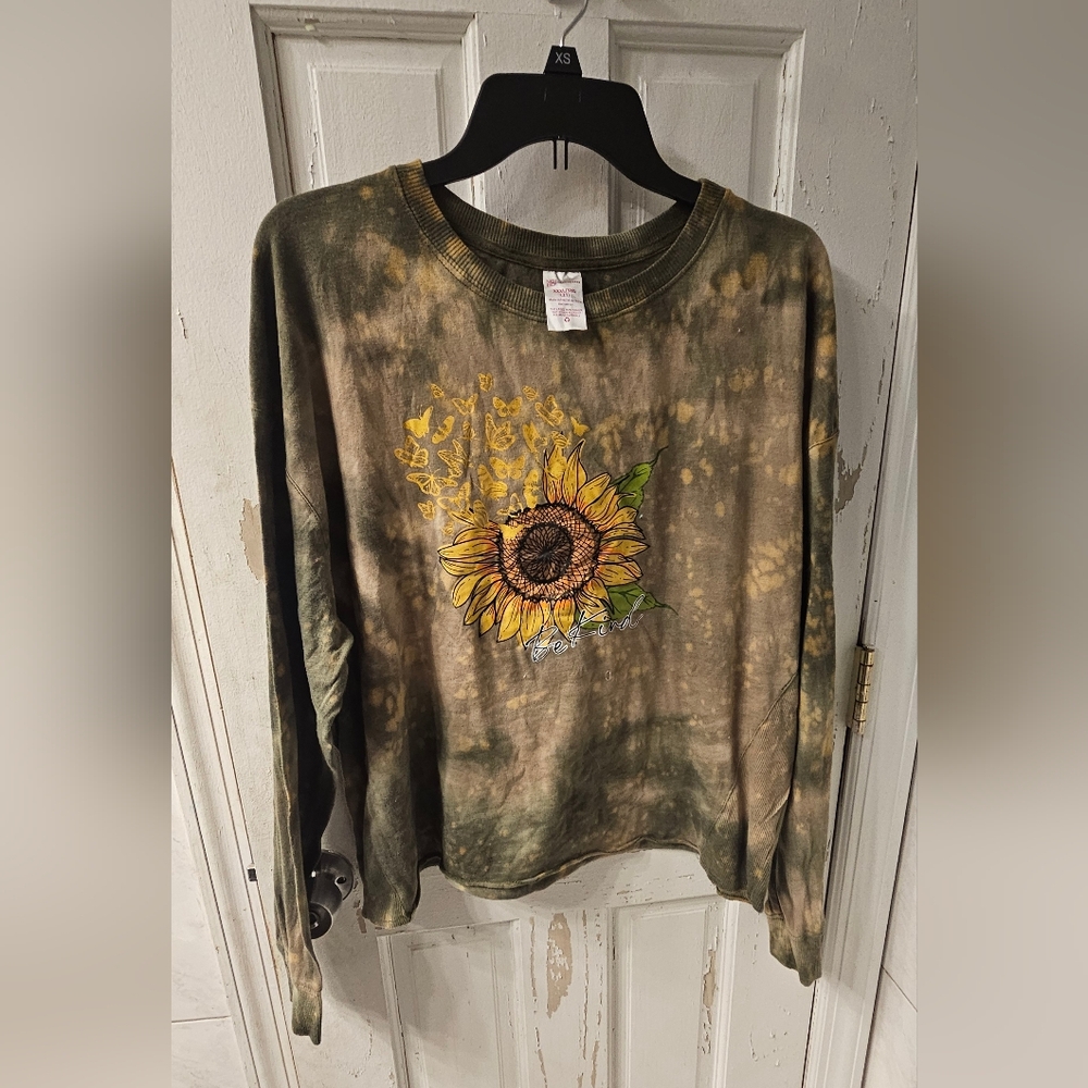 XXXL (21) size long sleeve shirt with a sunflower on front